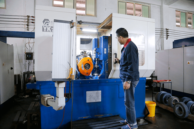 CNC gear grinding machine